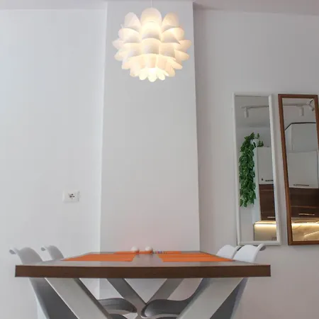 Apartment 2 Bedroom 1142 *