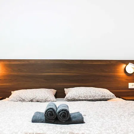 Apartment 2 Bedroom 1142 *